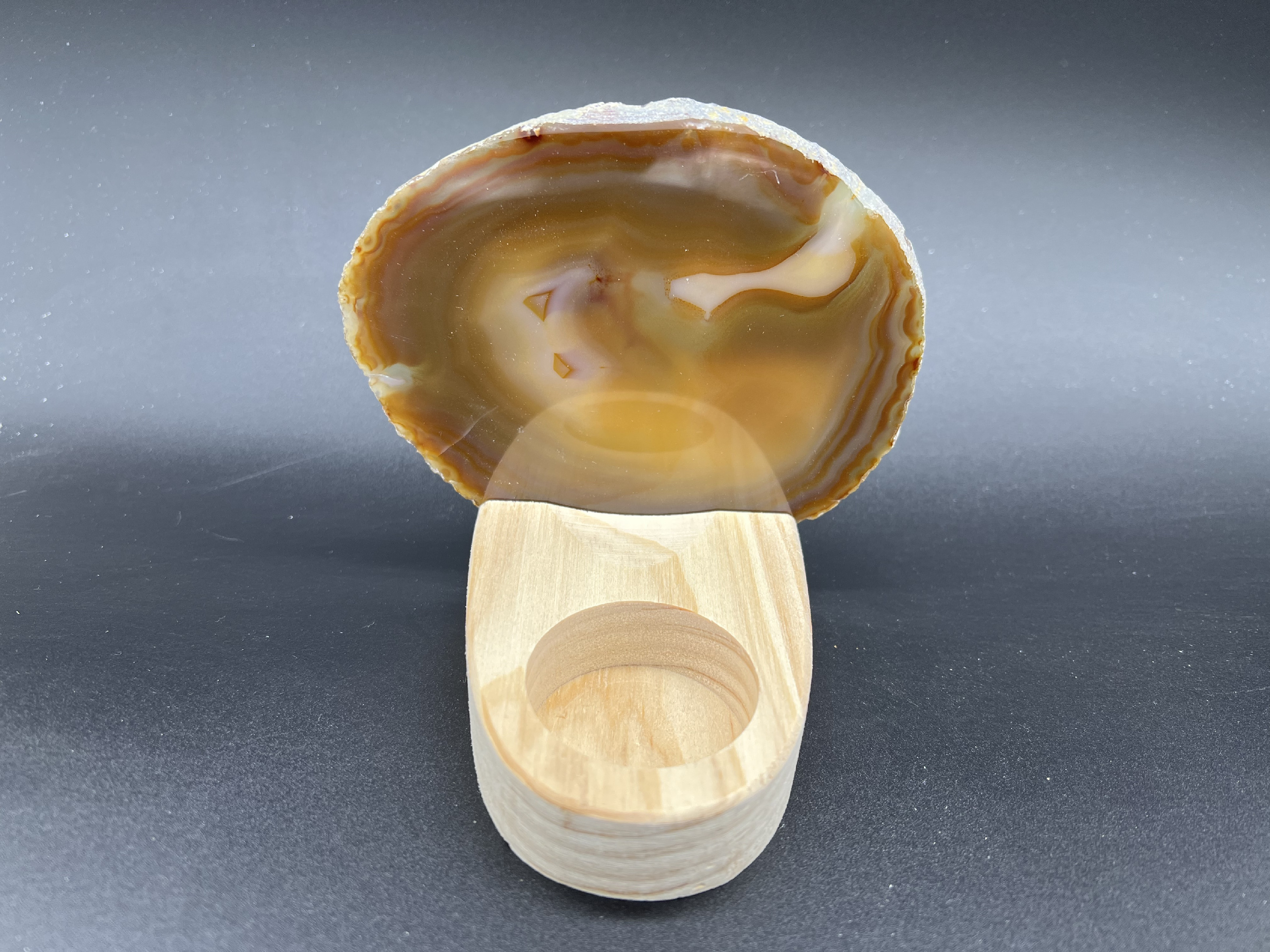 Achátový svícen s dřevěným podstavcem na čajovou svíčku Doplňky: Svícen s dřevěným podstavcem a achátovým plátkem