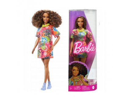 Barbie v oversized šatech