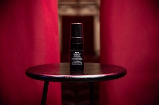 Řada Davines Oi má nový přírůstek - Oi Souffle, hedvábnou posilující pěnu ideální pro jemné až středně silné vlasy. Dodává...