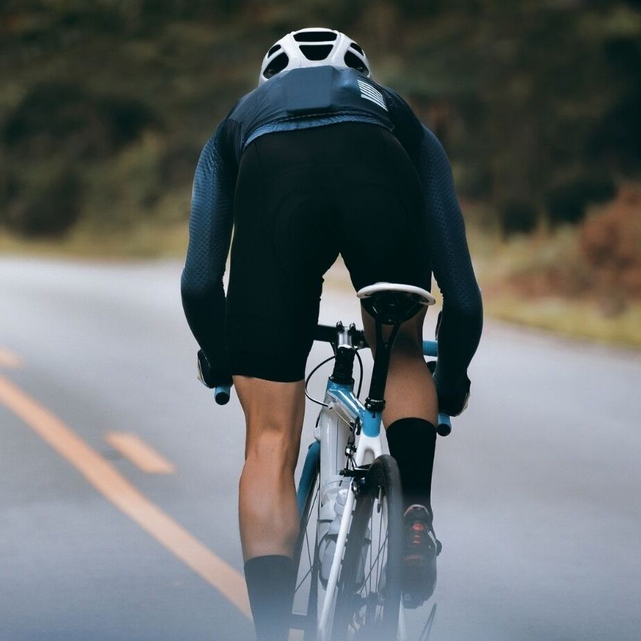 Viete, ako sa obliecť na cyklistiku? Hitom sú športové návleky na ruky