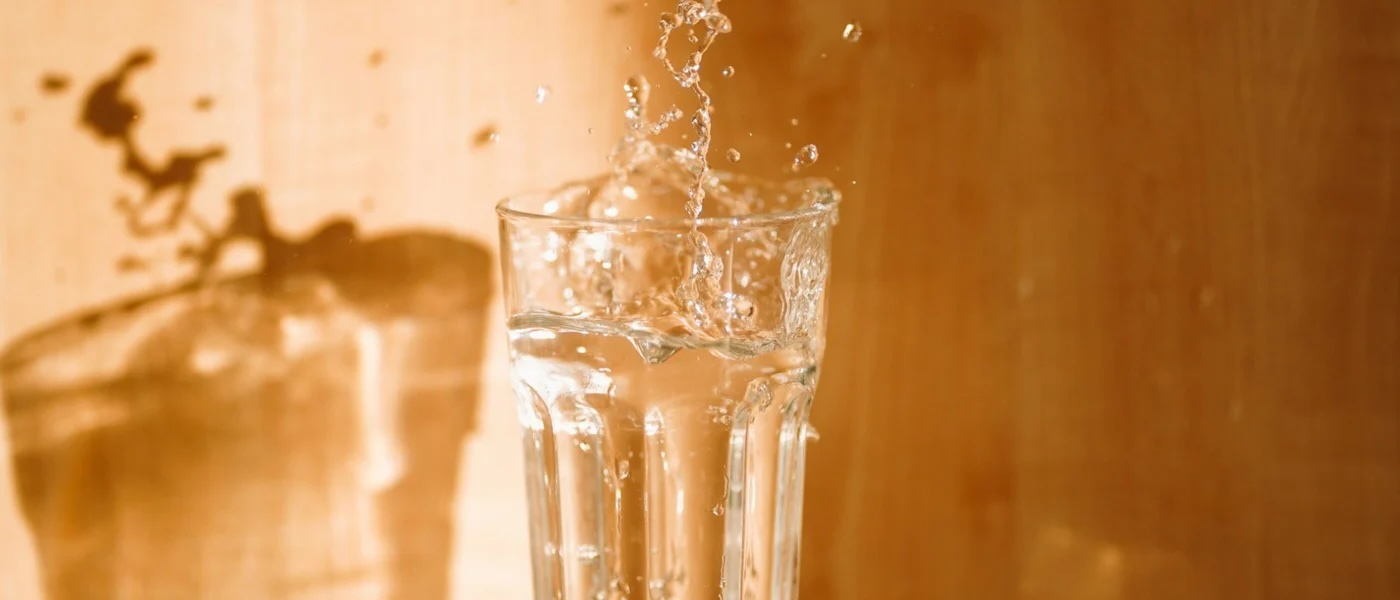 Vodní půst: Cesta k regeneraci, nebo zbytečné riziko? Objevte výhody, úskalí a moderní alternativu