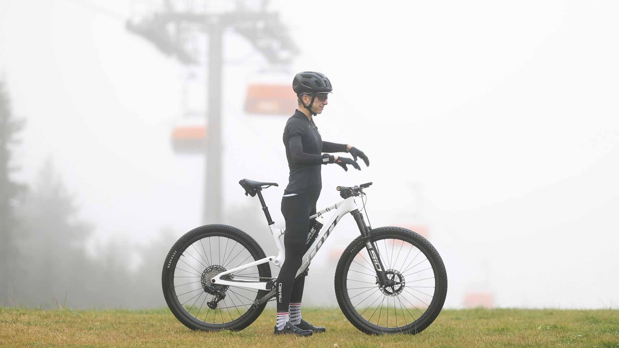 Cyklistka na kole Prom-IN