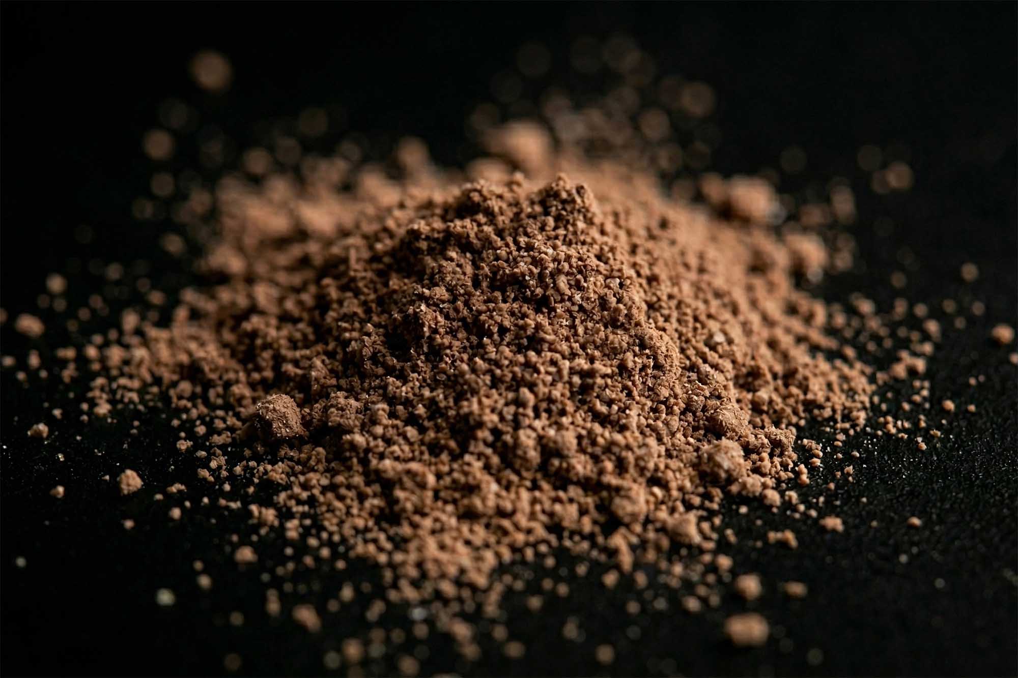 Pentha Pro Balance prášek vysypaný na stole.