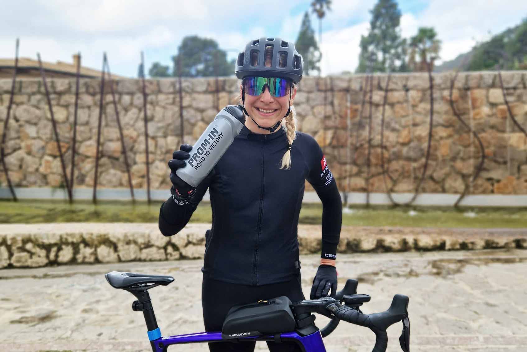 Sportovní láhev PROM-IN v akci u cyklistky – ideální pro hydrataci při sportu