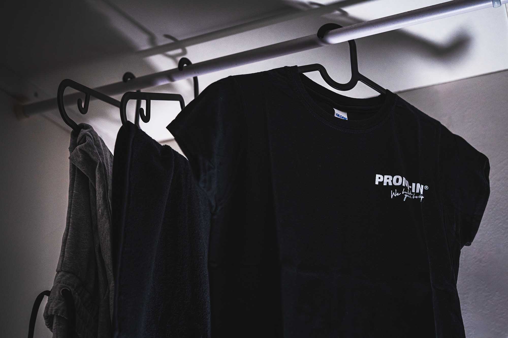 Pánské černé fitness tepláky PROM-IN – stylový střih pro trénink i volný čas