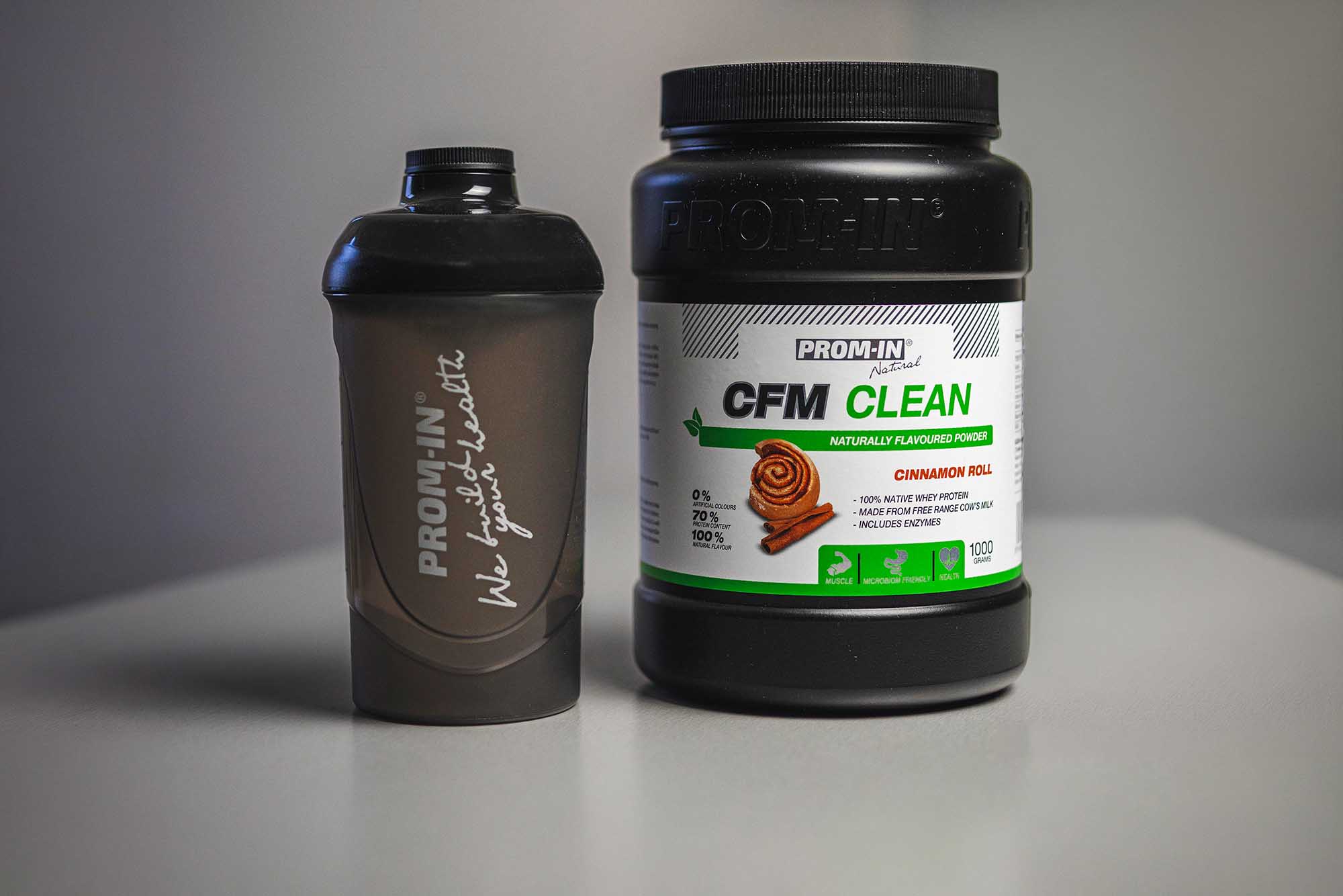 Stylový černý šejkr PROM-IN se stříbrným logem pro přípravu proteinu