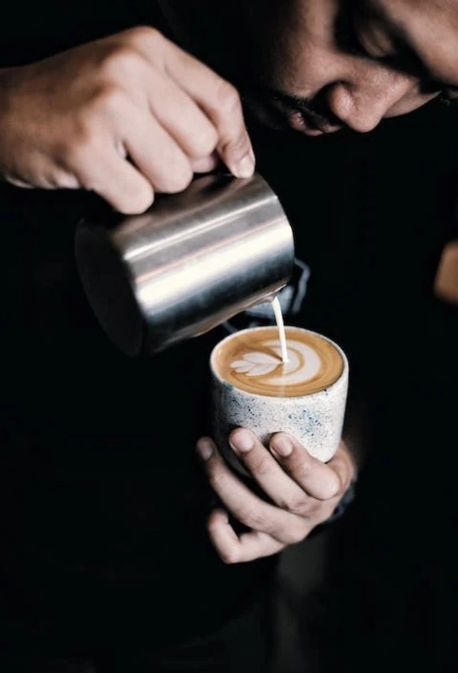 Co je to latte art a jak na Valentýna vyčarovat srdce z mléčné pěny