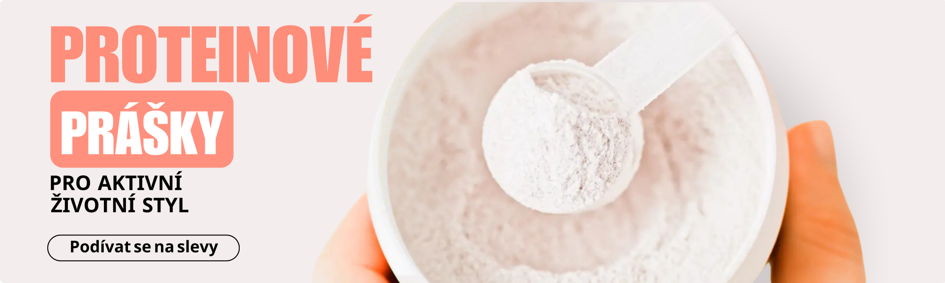 Proteinové prášky pro aktivní životní styl – promo banner s odměrkou proteinového prášku a výzvou Podívat se na slevy.