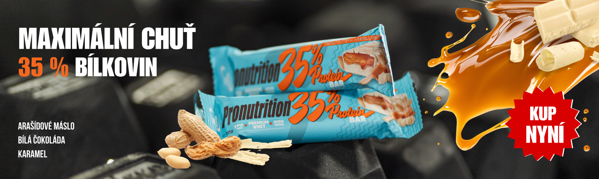 Proteinová tyčinka Pronutrition 35 % protein – arašídové máslo, bílá čokoláda a karamel, promo banner s výzvou Kup nyní.