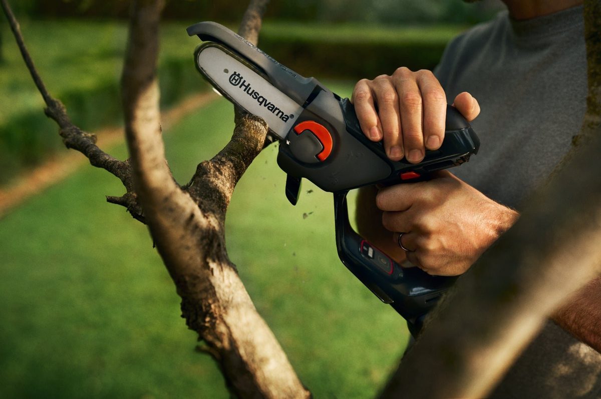 Prořezávání větví aku pilkou Husqvarna Aspire P5