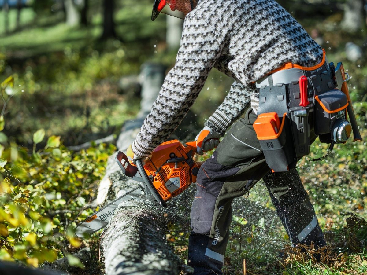 Benzínová pila Husqvarna 450S při řezání palivového dřeva