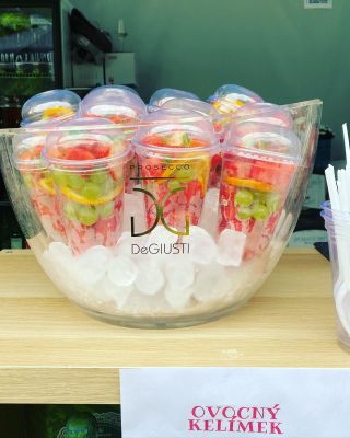 Naše ovocné kelímky s proseecem, nebo i bez, se na akcích staly velmi oblíbeným osvěžením. Jaké ovoce by za vás v kelímku...