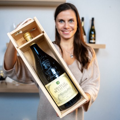 marta představuje víno chateauneuf du pape v dřevěném boxu