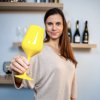 marta představuje plastovou žlutou sklenici na víno