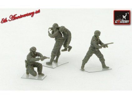 Soviet WWII tank crew - evacuating (4 fig) 1:72
