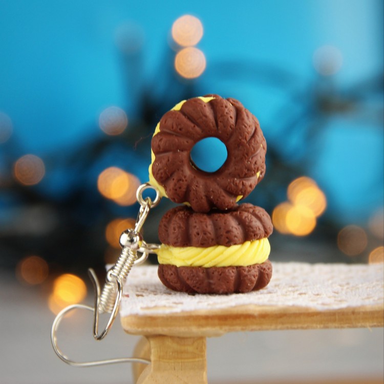 CircusMind Visací náušnice hnědé čokoládové věnečky s vanilkovou náplní S2560