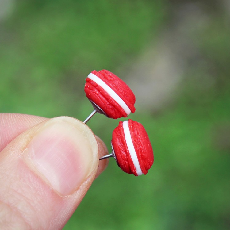 CircusMind Dámské červenobílé náušnice makronky - pecky S3119