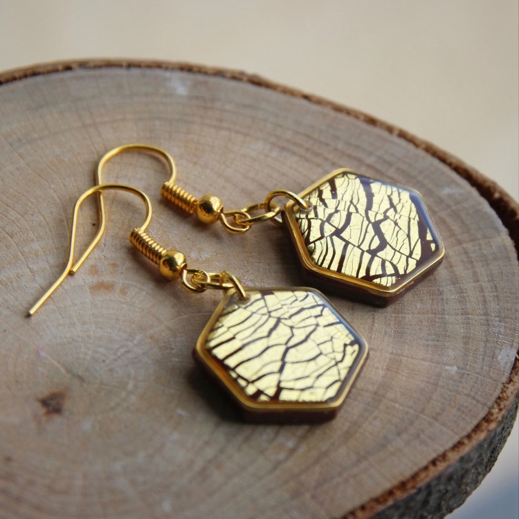 CircusMind Náušnice Fimo a pryskyřice zlaté hexagony S4281