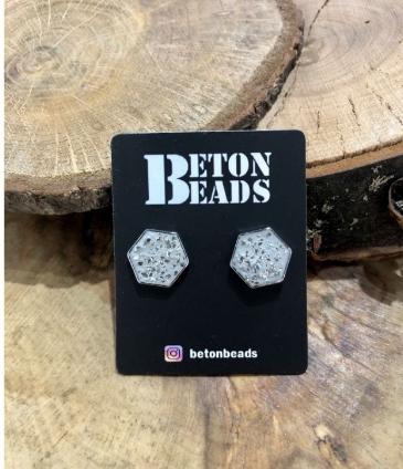 Náušnice Šestihran světle šedo třpytivé - BetonBeads