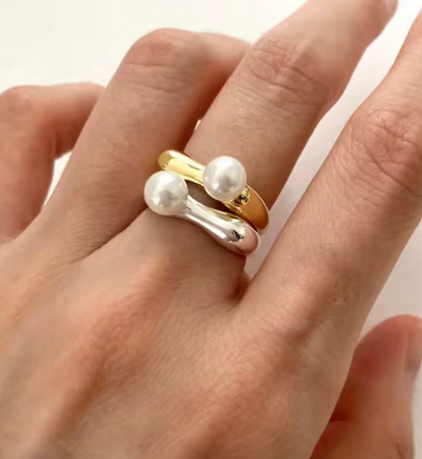 Prosperk Stříbrný prstýnek s perličkou Barva: Zlatá