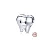 Korálek stříbrný na náramek zub