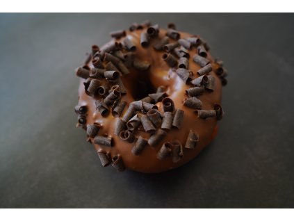 čokoládový donut střední