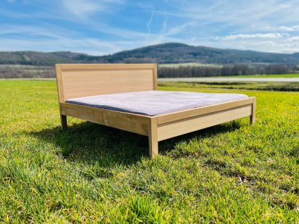 Masivni dubova postel dubik venku