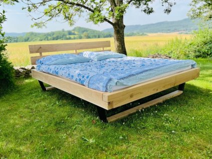 maxivni dubova postel silak venku