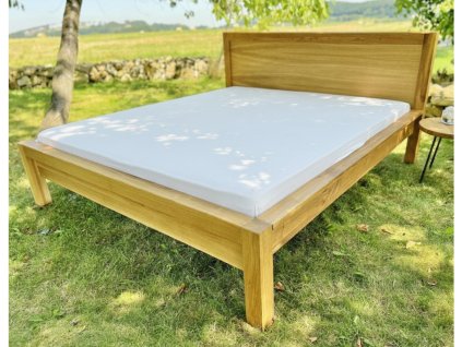 masivni dubova postel tramek venku