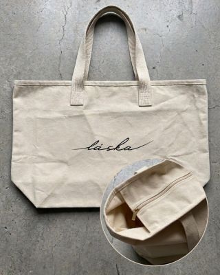Tahle oversize taška je naše nejoblíbenější. Vejde se do ní všechno, má zip a vnitřní kapsu. Nápis láska umístíme dle...