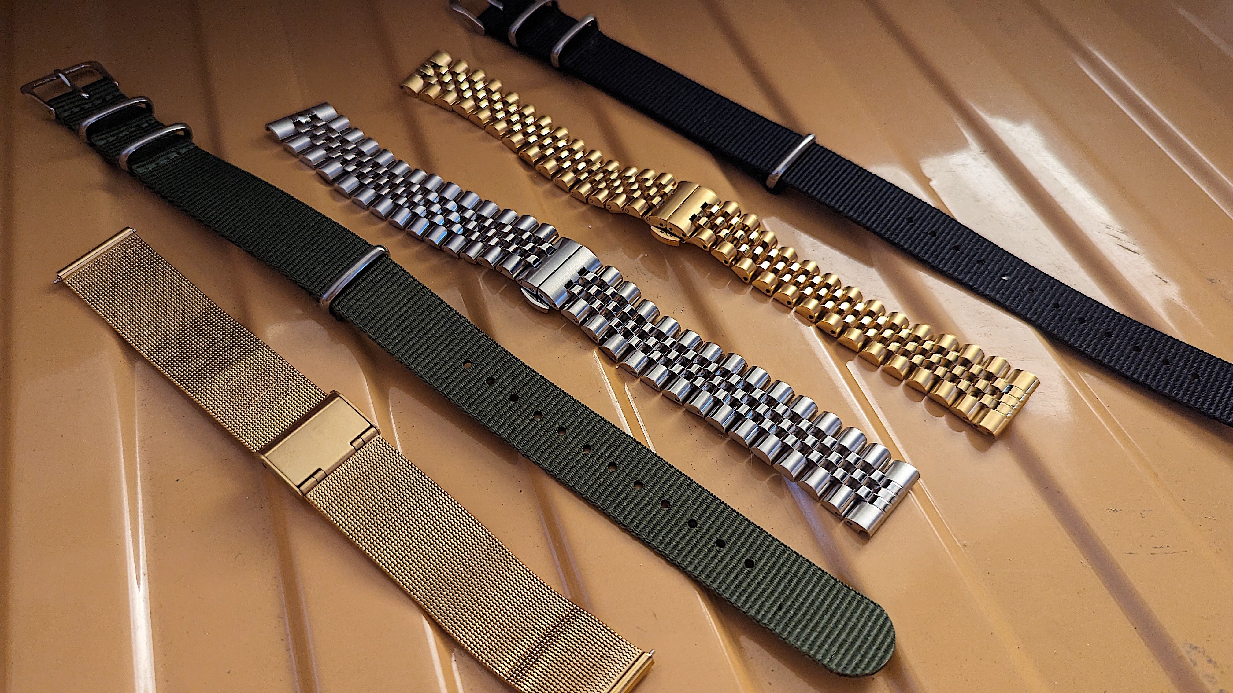 Kovové tahy a textilní řemínky