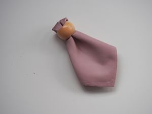 Technika skládání ubrousků č. 13 – S kroužkem na ubrousky