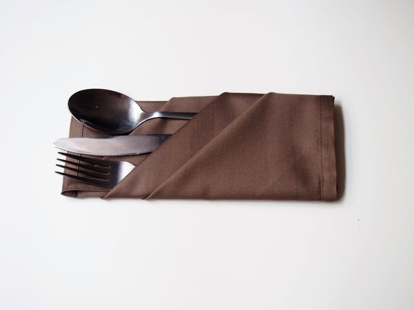 Technika skládání ubrousků č. 8 – Překládaná kapsa na příbory