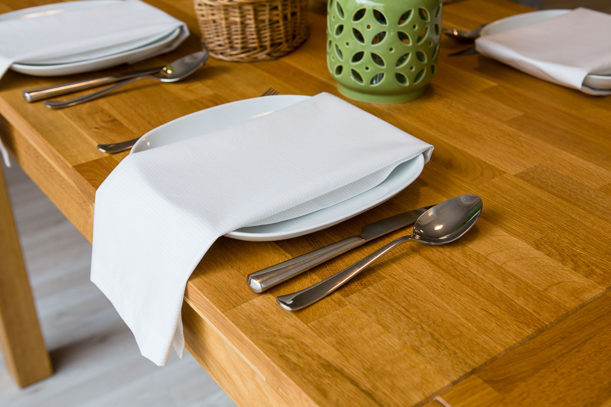 Desatero etikety stolování: Látkový ubrousek v restauraci? Co s ním?