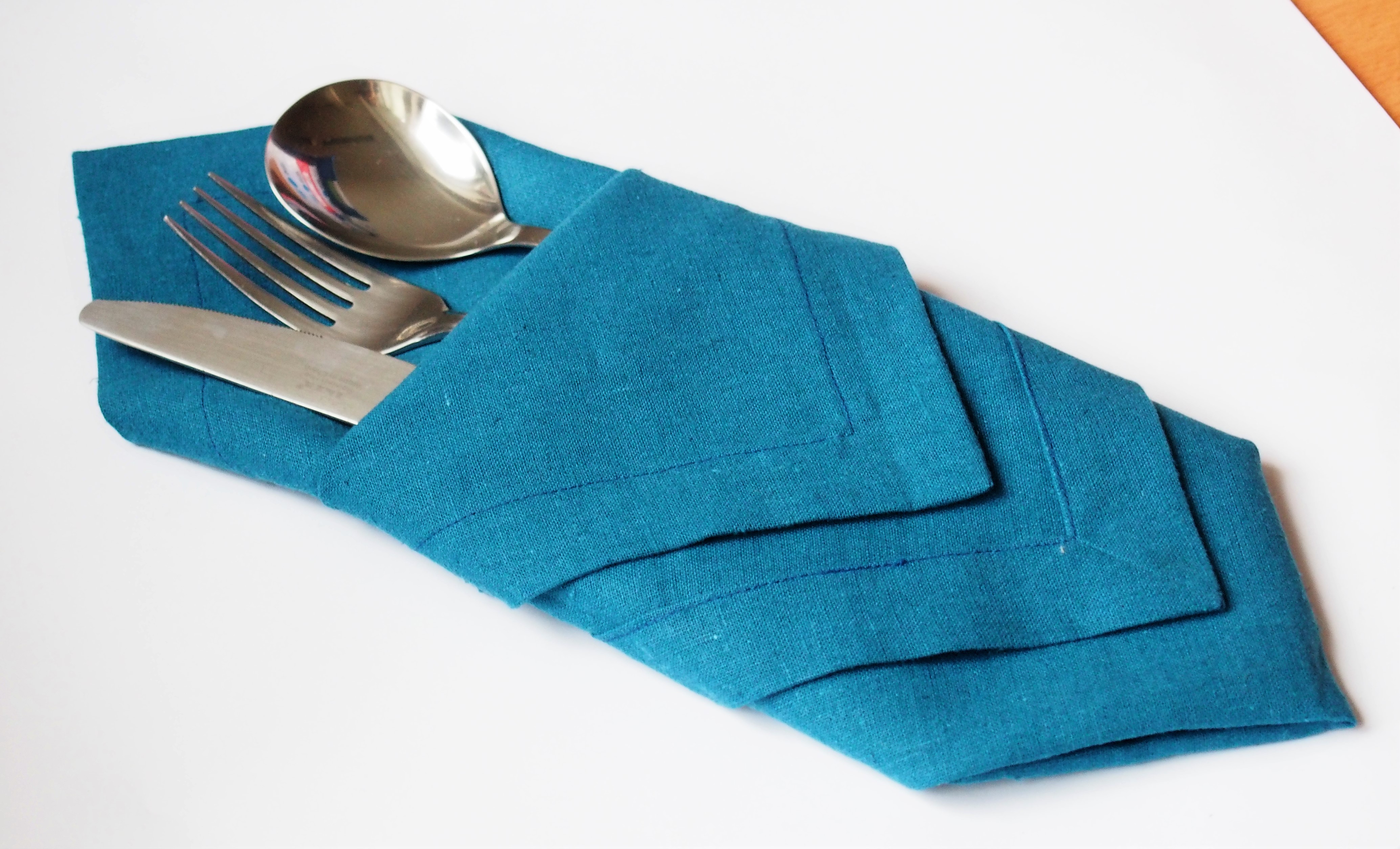 Technika skládání ubrousků č. 1 - Sváteční kapsa na příbory