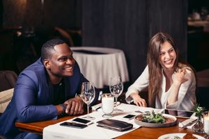 Desatero etikety pro muže – jak se chovat na schůzce v restauraci