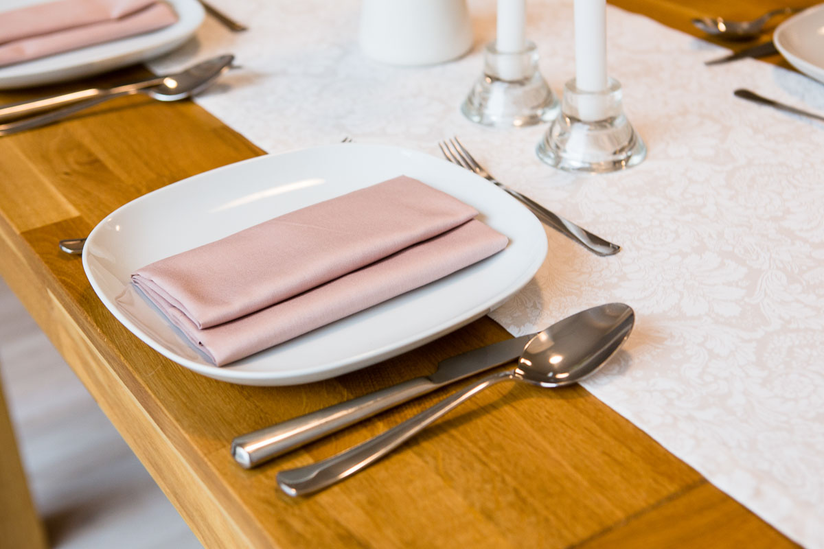 Desatero etikety stolování II : Jak správně stolovat 