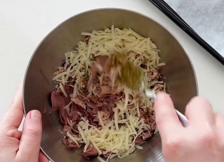 Krůtí maso, vejce a strouhaný sýr smíchané v míse