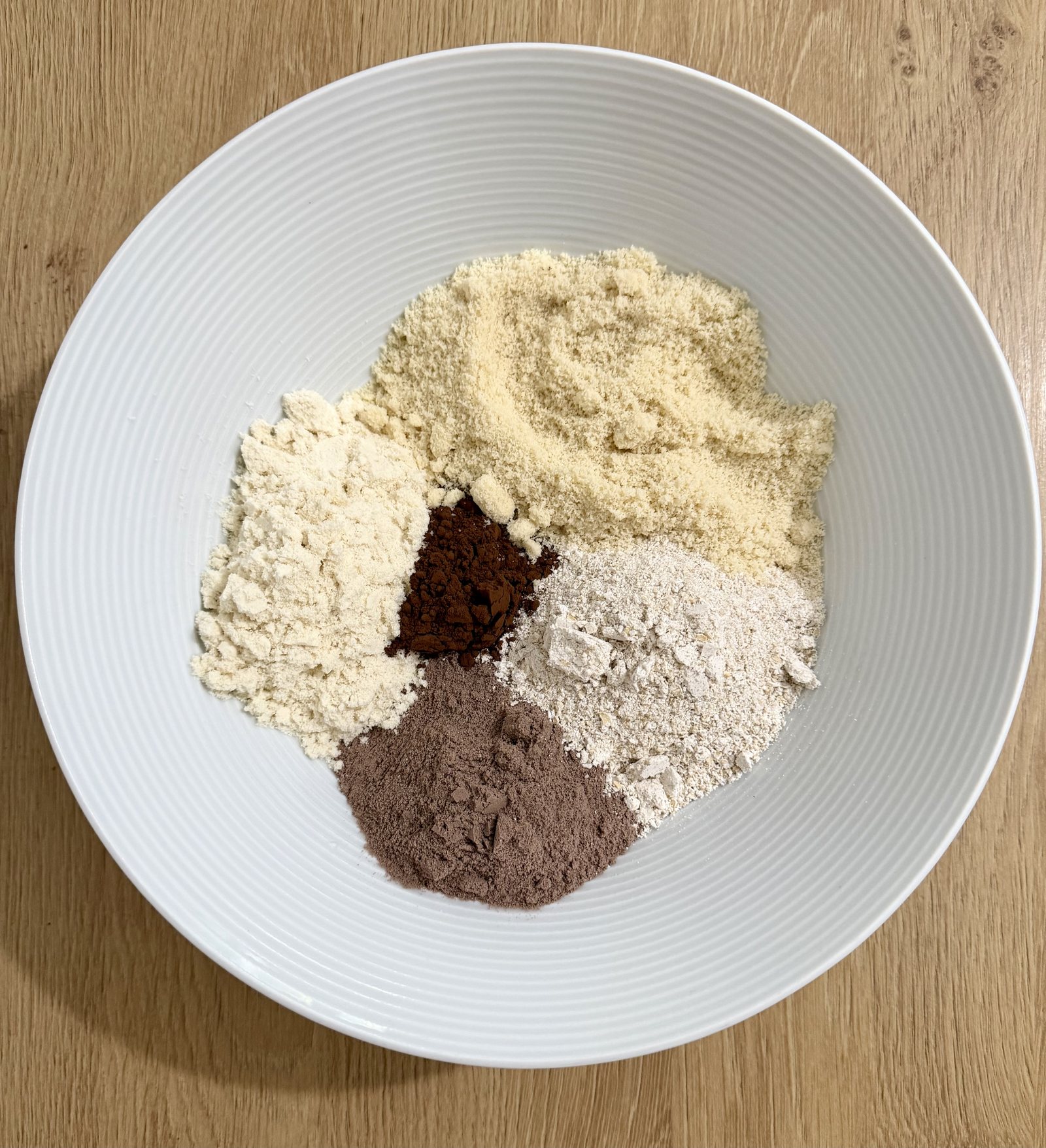 Suché suroviny na espresso vrstvu – proteiny, ovesná a mandlová mouka a kakao