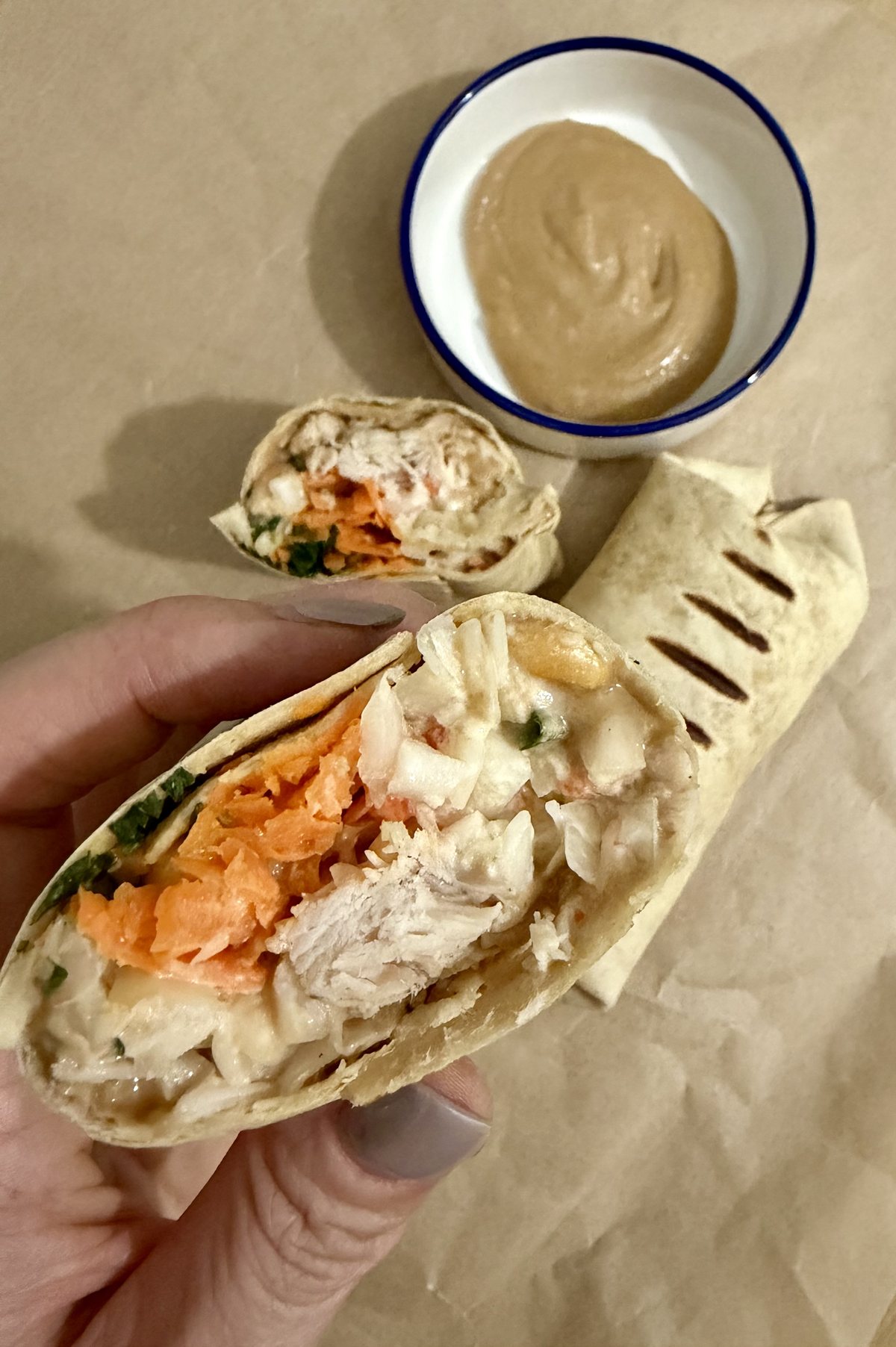 Hotový wrap s kuřecím masem a arašídovým dipem