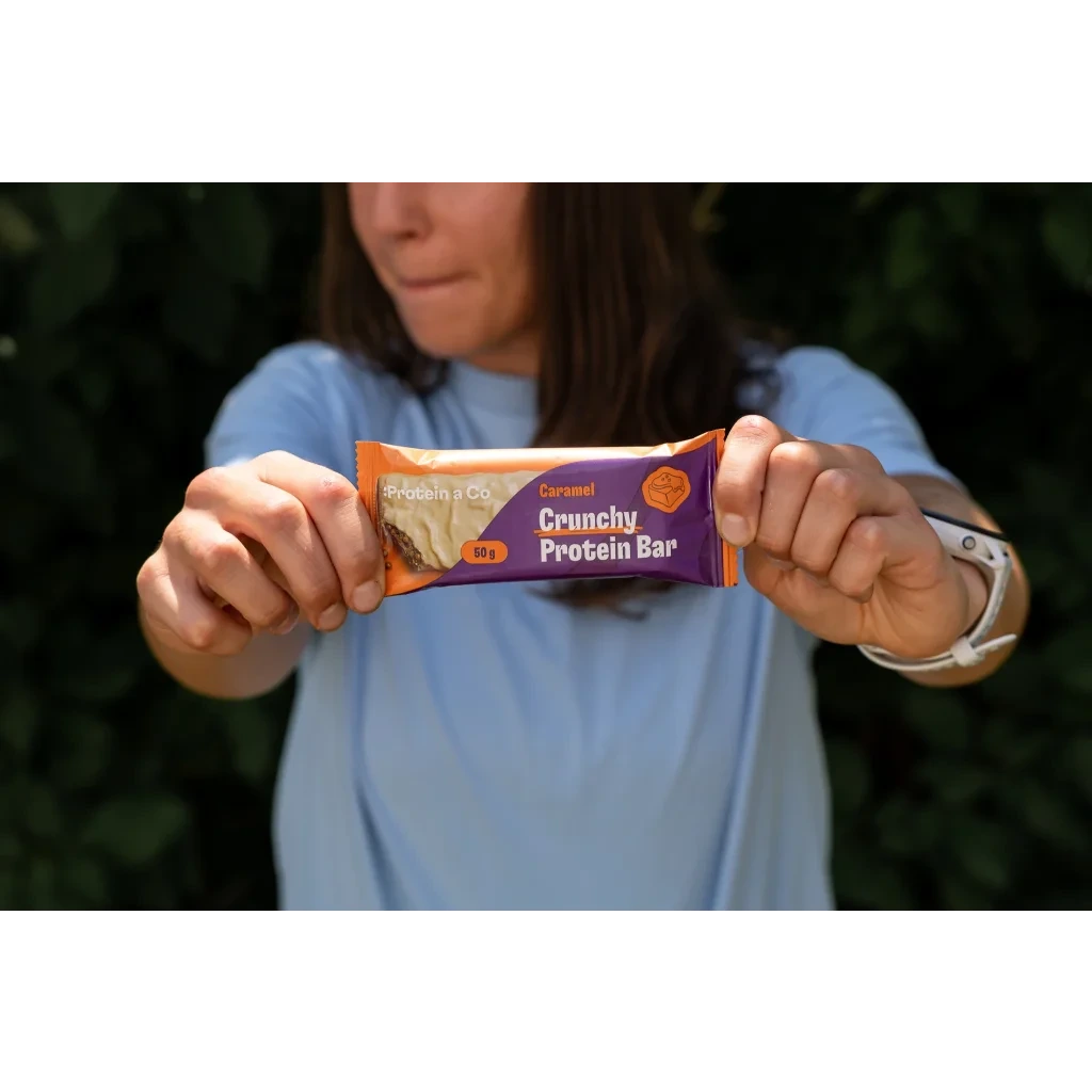 Crunchy proteinová tyčinka karamel – 15 g bílkovin v jedné tyčince
