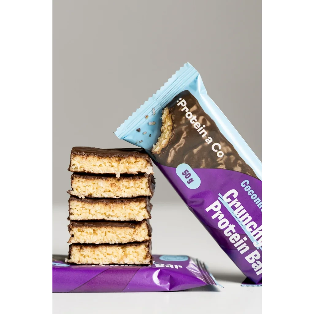 Crunchy proteinová tyčinka kokos – křupavé kousky kokosu a tmavá poleva