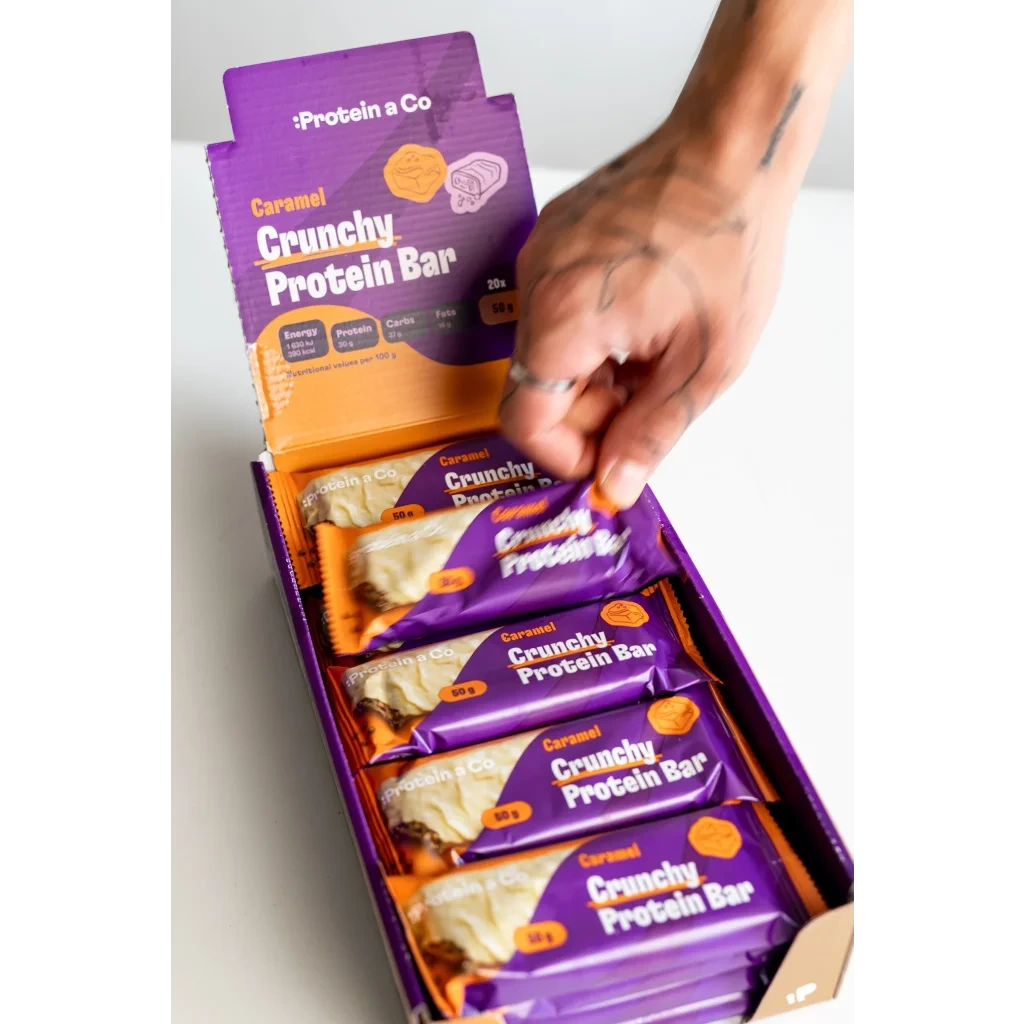Crunchy proteinová tyčinka karamel — praktická svačina na cesty