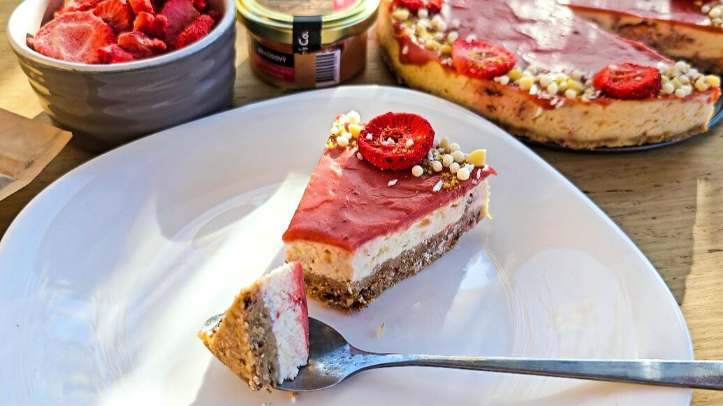 Protein & Cook - Cheesecake cu căpșuni și ciocolată albă