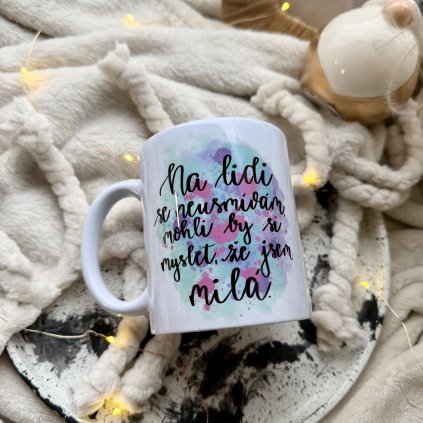 Na lidi se neusmívám, mohli by si myslet, že jsem milá.