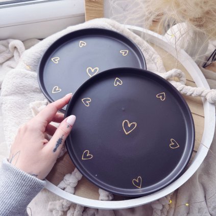 černý talíř srdíčka