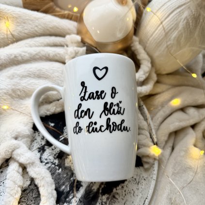 Hrnek 380ml Zase o den blíž do důdchodu.