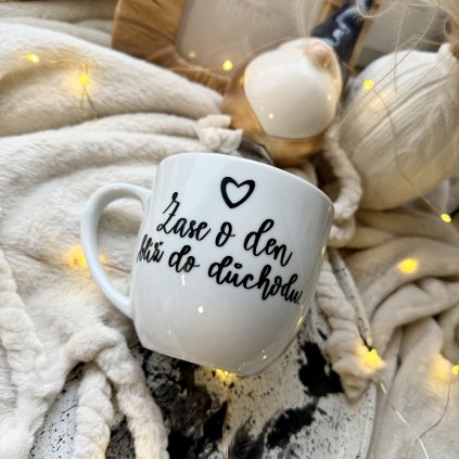 Hrnek 350ml Zase o den blíž do důchodu.