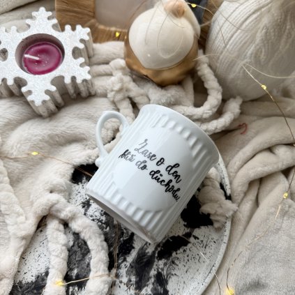 Retro hrnek Zase o den blíž do důchodu.