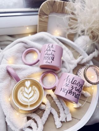 Na eshopu je novinka! Tyhle mega cute růžové hrnky s aesthetic kruhovým uchem 🥹🤍. #protivnysprostyhrnky